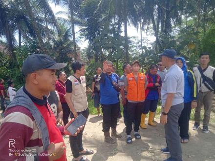 Kunjungan Ibu Menteri Sosial dan Bapak Bupati Terhadap Korban Banjir di Desa Bangun